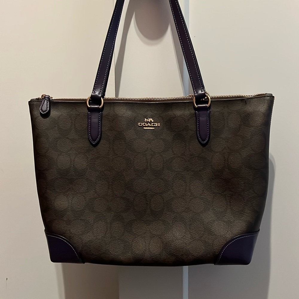 FLASH SALE———Coach zip top signature tote